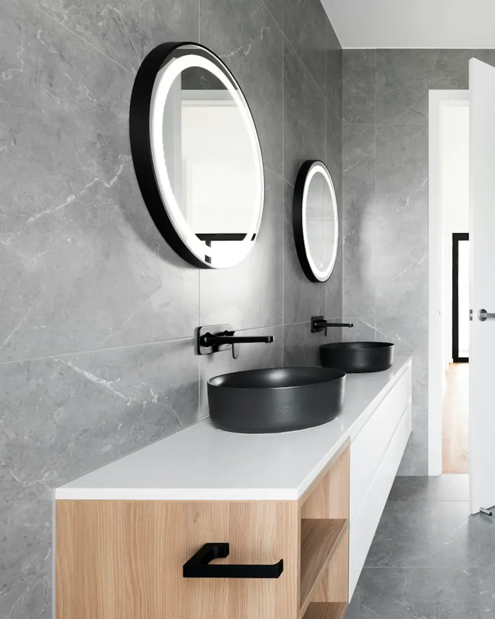 Baño reformado en gris y madera