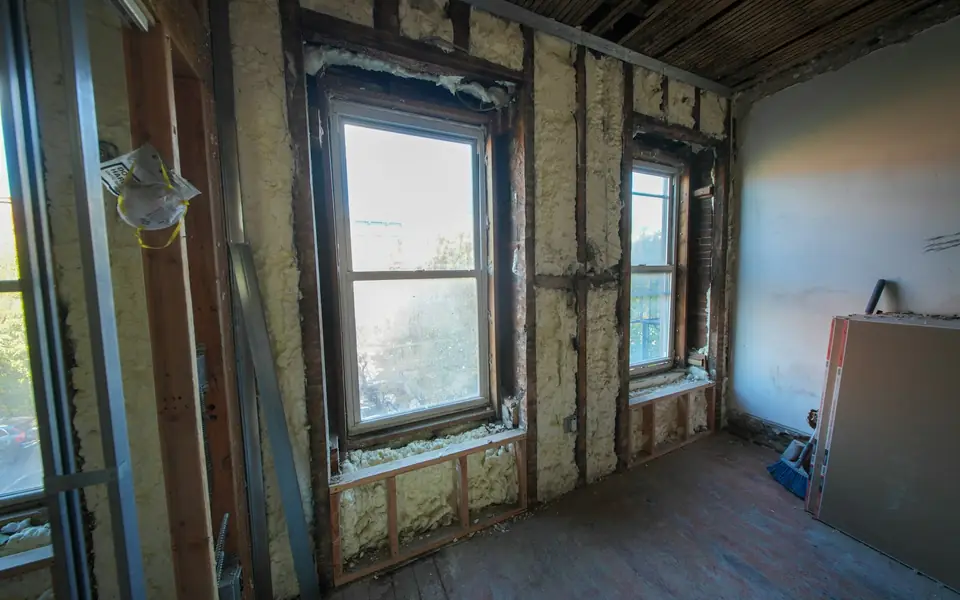 Ventana nueva y aislamiento en una vivienda rehabilitada