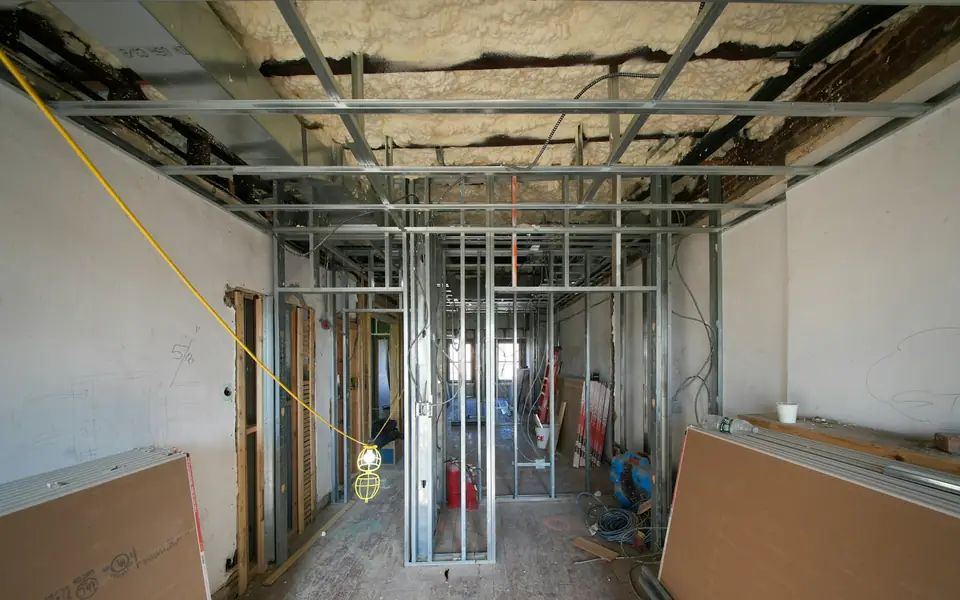 Vivienda en obras con estructura de pladur y herramientas