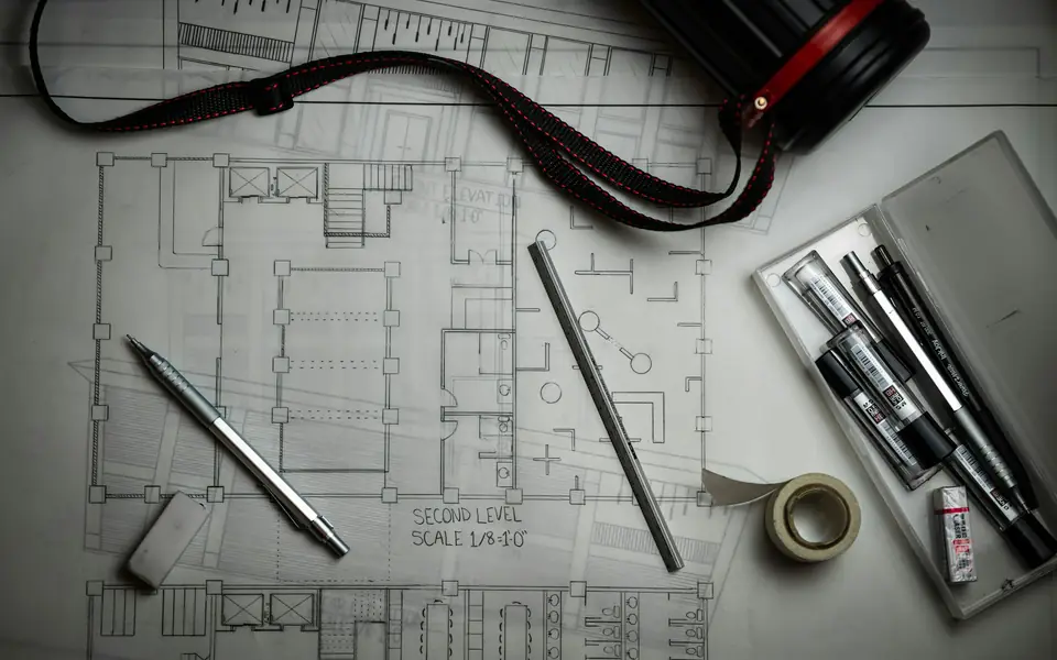 Planos de una vivienda sobre una mesa de trabajo