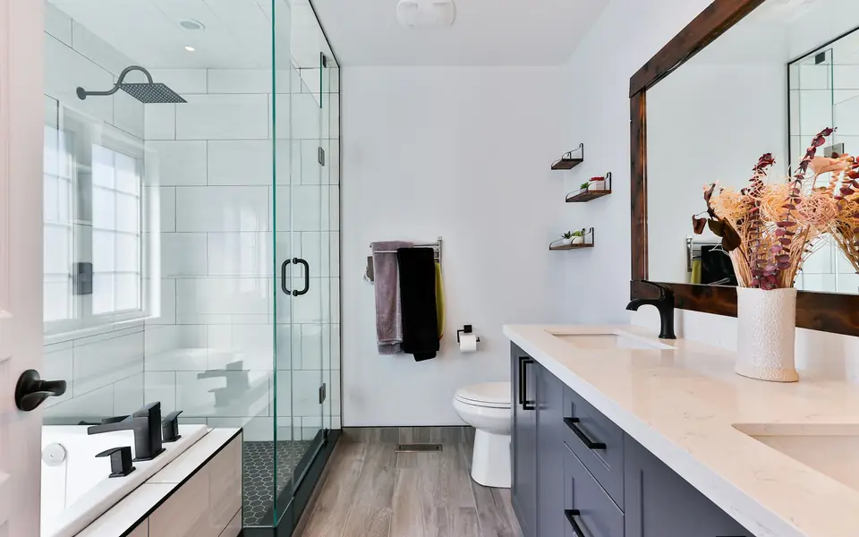 Baño reformado con mampara y mueble de lavabo
