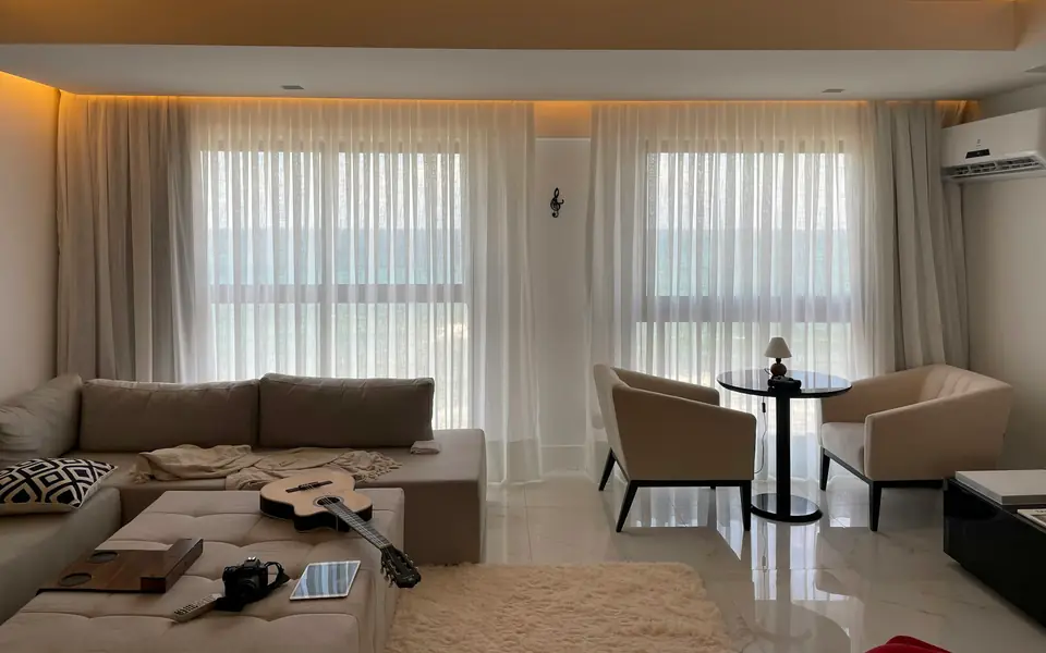 Apartamento turístico decorado con salón y cocina abierta