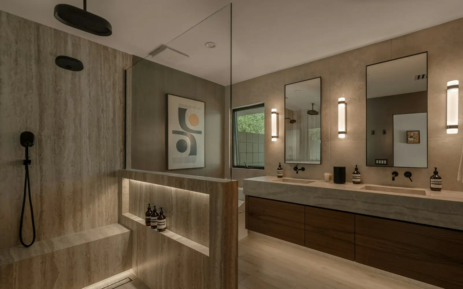Baño reformado con ducha de obra, mampara de cristal y revestimiento tipo mármol (reforma en Chamberí)