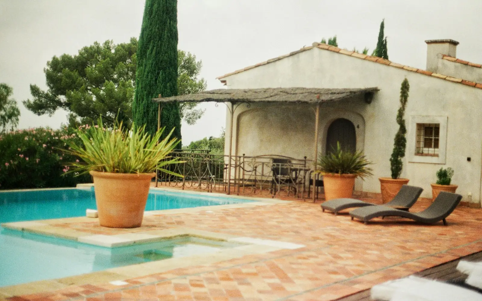 Chalet con piscina y terraza de estilo mediterráneo (reforma en Alcalá de Henares)