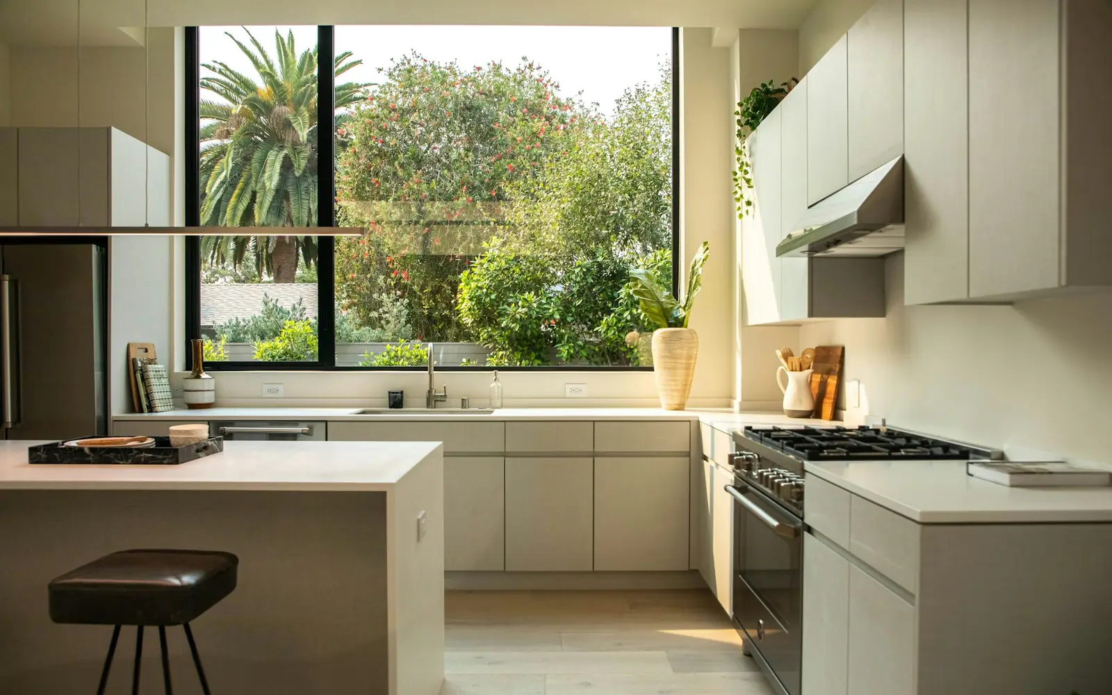 Cocina reformada con isla central y muebles blancos (reforma en Retiro)